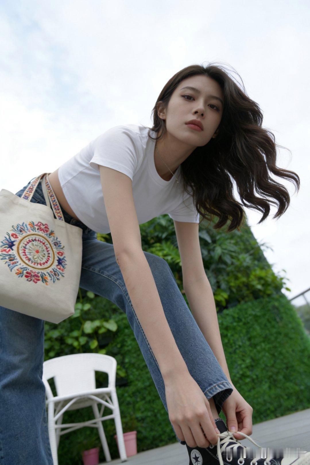 夏日穿搭里，简约白T恤加牛仔裤永远是经典。白T恤干净纯粹，能瞬间驱散夏日的燥热感