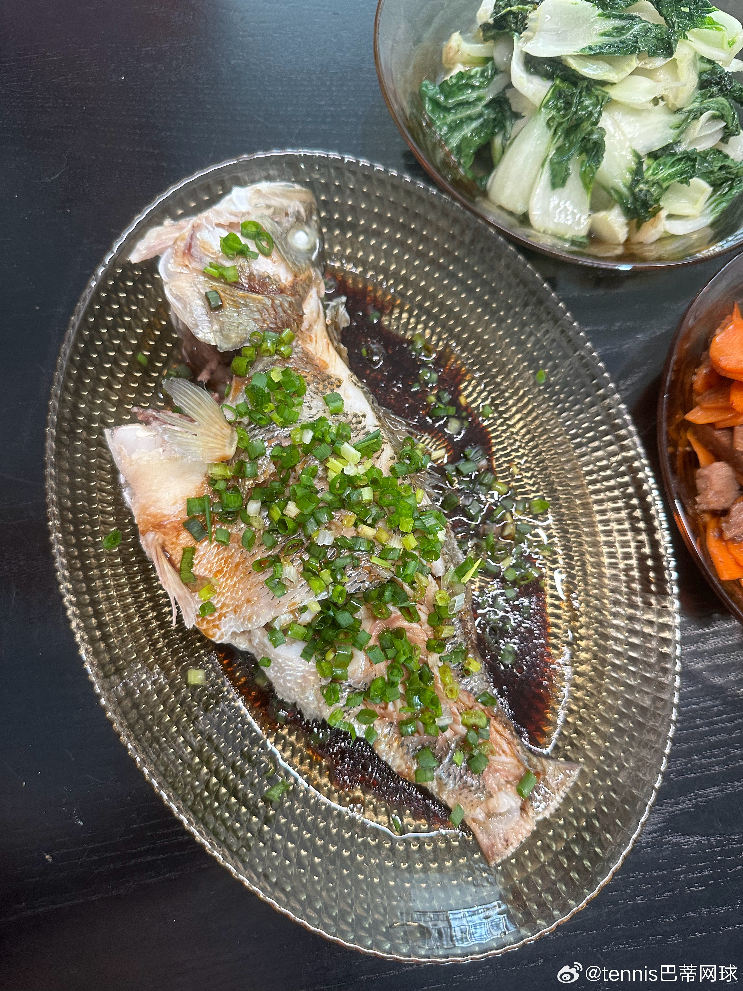清蒸鲈鱼🐟、胡萝卜牛肉、青菜🥬，三个小菜，先吃为敬[大笑]​​​