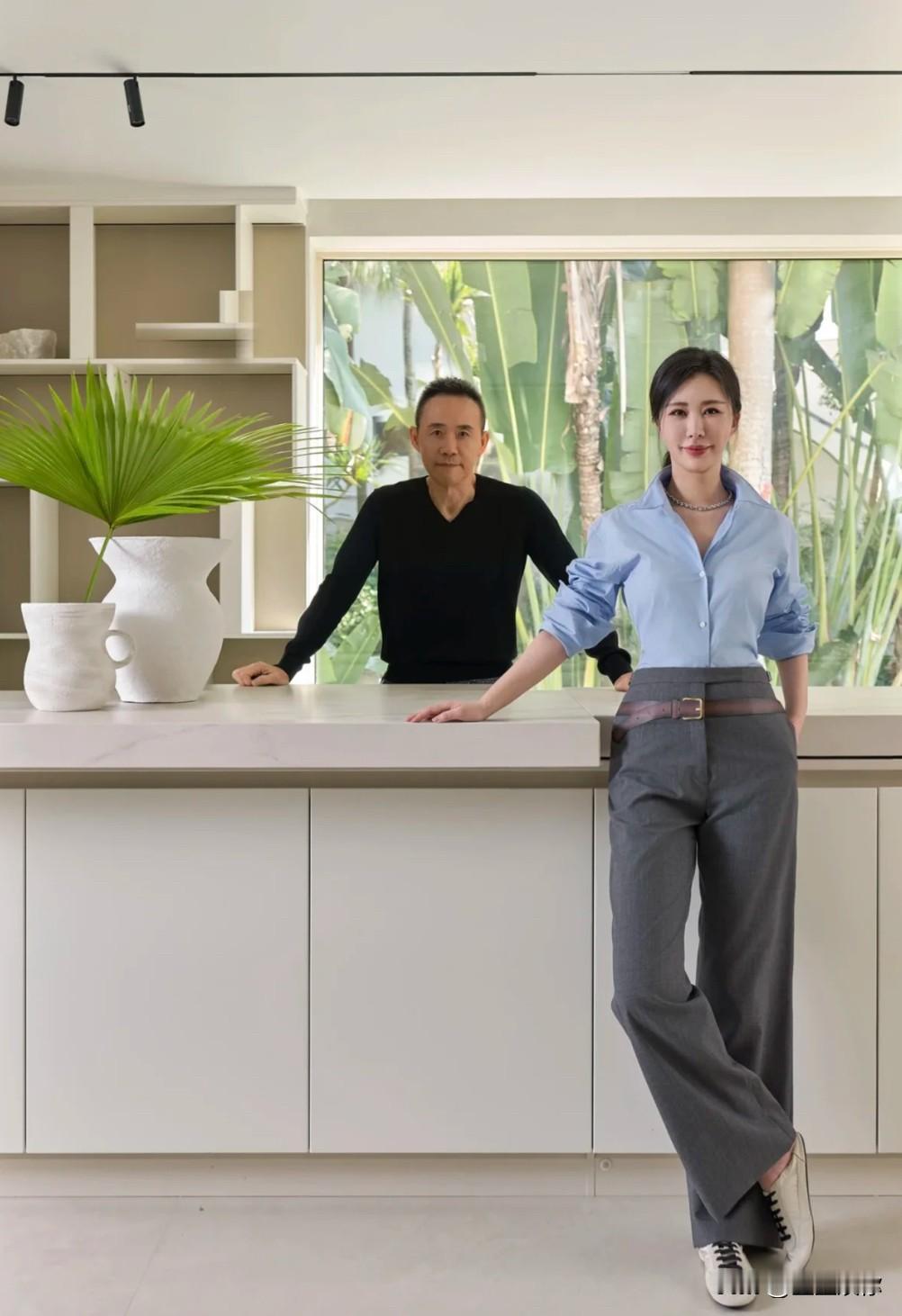 从图片的老王和小田相互衬托看出，老王已成小田出头的垫脚石；老王被榨干的不仅仅是身