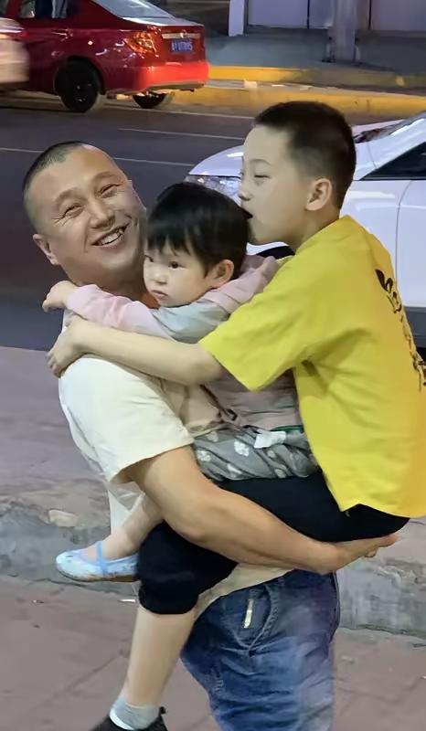 保姆照顾孩子6年，离别时孩子改口叫妈，父亲当场求婚32岁单亲爸爸一个人带着