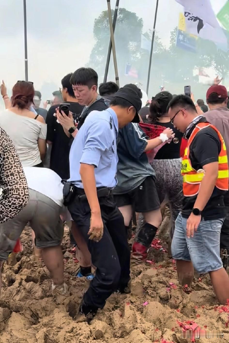 越看越好笑，此刻他只要一使劲，他的脚就会从这个鞋里飞出来，然后他再用两只手把这个