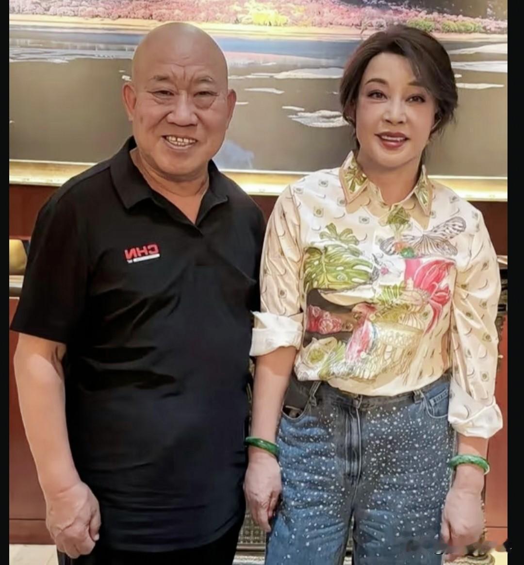 刘晓庆杜旭东同框！气场拉满！家人们！刘晓庆和杜旭东同框的画面刷屏了，两位加起