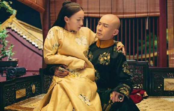 1766年，令妃仍在月子期间，乾隆就忍不住来寻她宠幸。身体已受重创的令妃强撑着侍