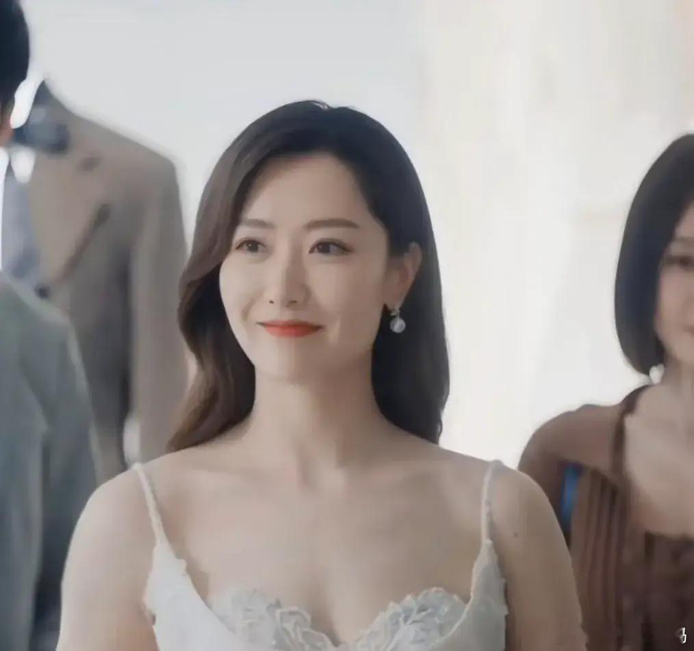 白冰新剧里重回颜值巅峰，灵动亮眼竟比女主秦岚更吸睛。谁能忘她是《神话》里惊艳了时