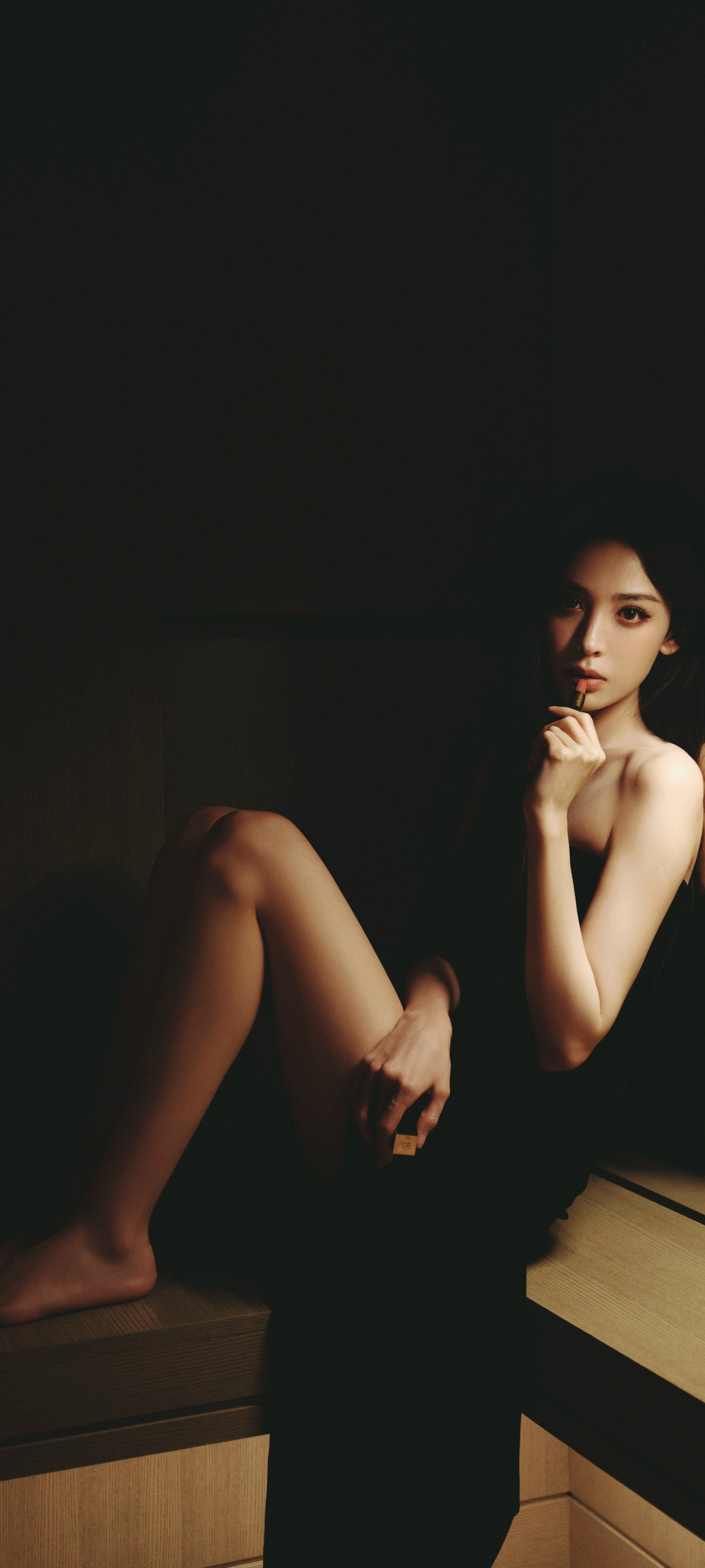 古力娜扎今日壁纸：干练长发抹胸黑裙，娜扎美神来袭。娜扎