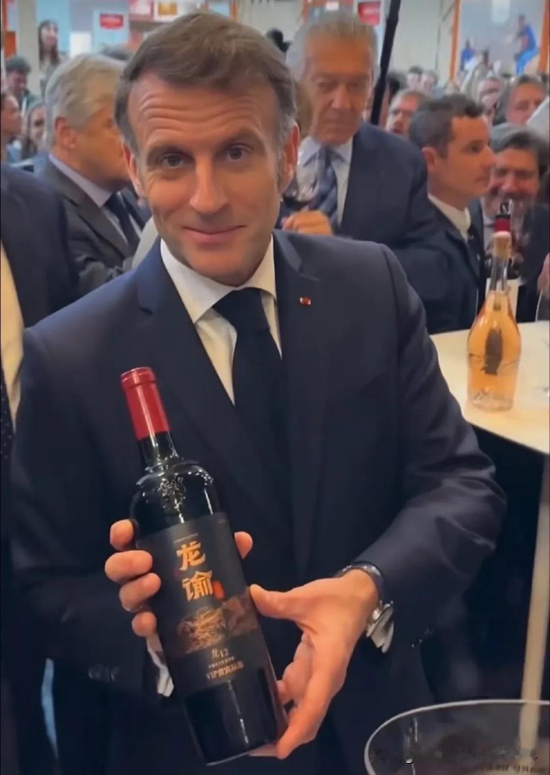 西方政客还是挺懂人情世故，看眼色的！最近，在全球最大的葡萄酒展上，马克龙公开