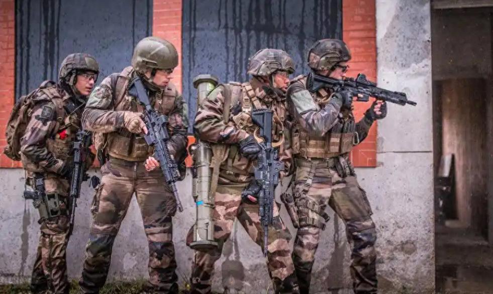 又被打崩了！俄特种部队拿下指挥部，乌军精锐旅集体叛逃12月的俄乌战场，因为一