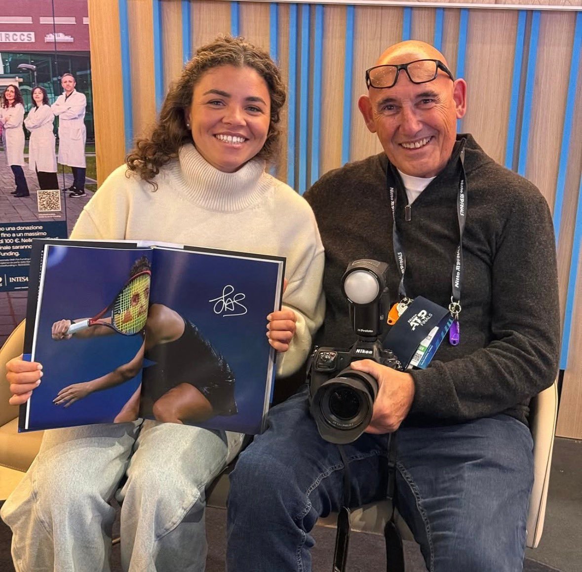 保利尼与帮她拍出“人生照片”的摄影师在都灵合影[笑着哭]热点现场​​​