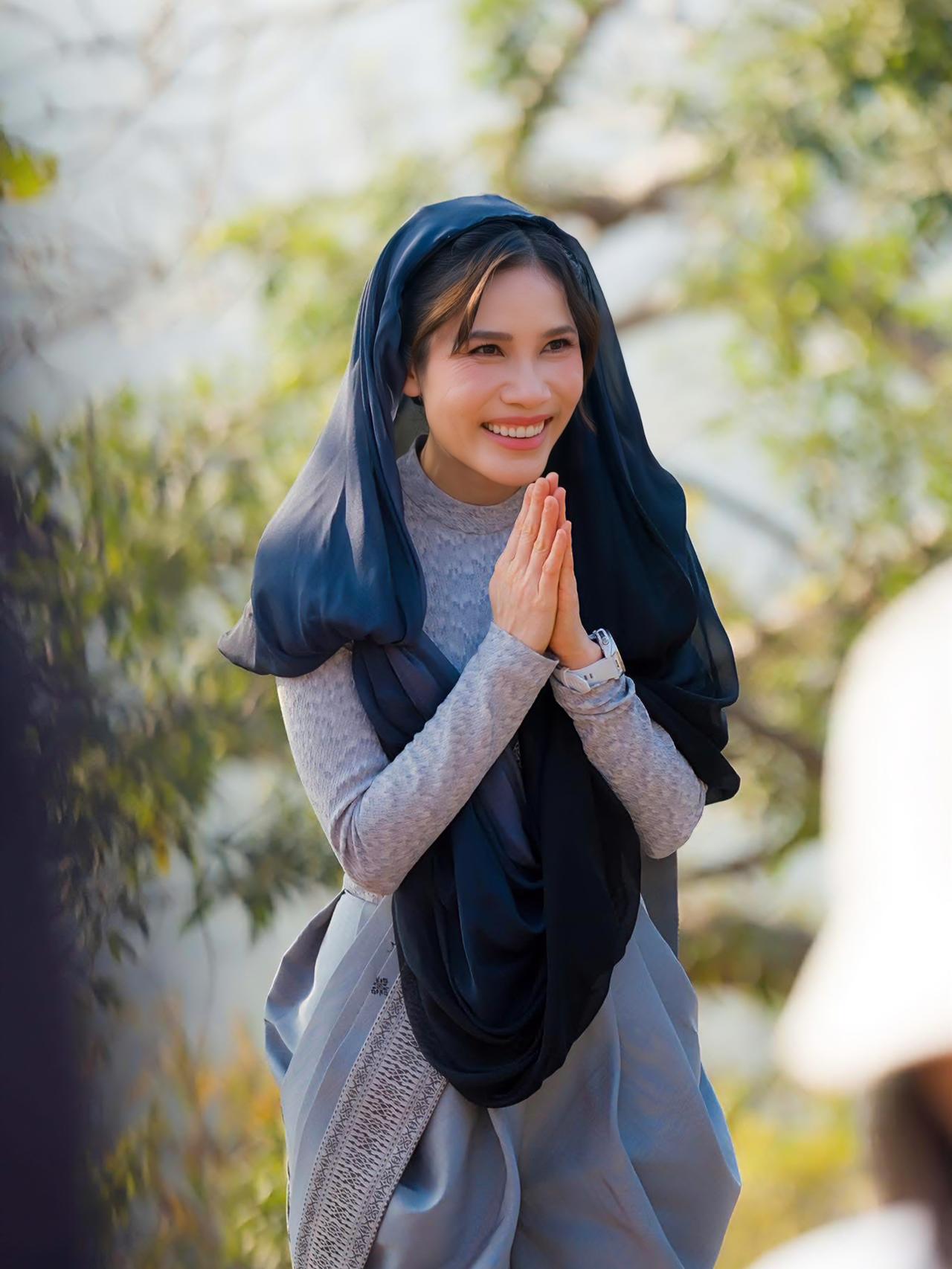 诗妮娜贵妃路透照出炉，头戴面纱仙气飘飘诗妮娜贵妃在母亲陪同下，于佛陀成道地菩提