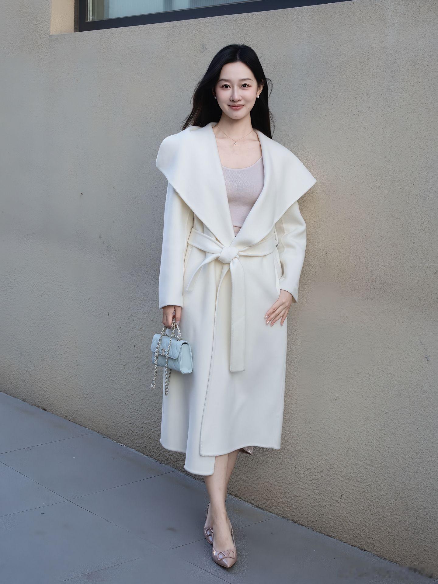 今天穿什么粉色连衣裙配白色外搭美女绘梦长廊