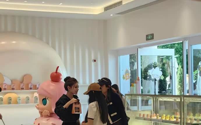 爱人如养花不是亲妈不够好，而是后妈做得更好玥儿被偶遇泡泡玛特，跟筱梅阿姨