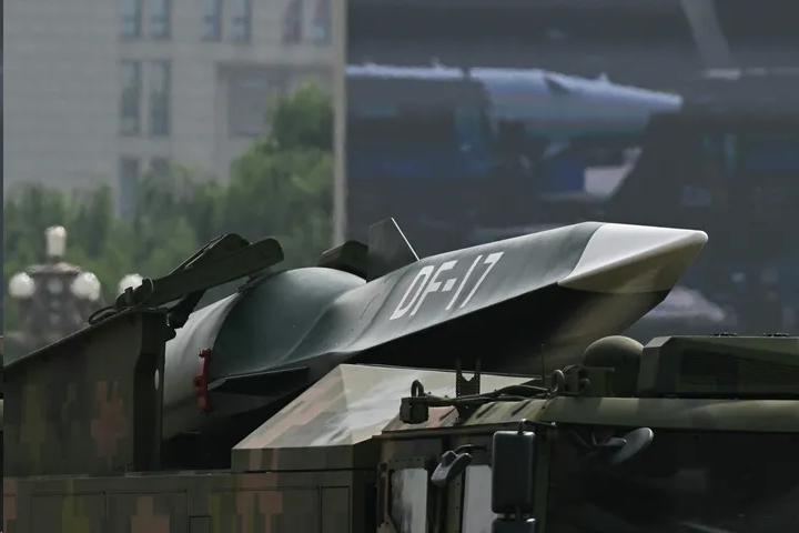 *最近官方公开的画面里，DF-17高超音速导弹出现了两个完全不同的弹头外形。一个