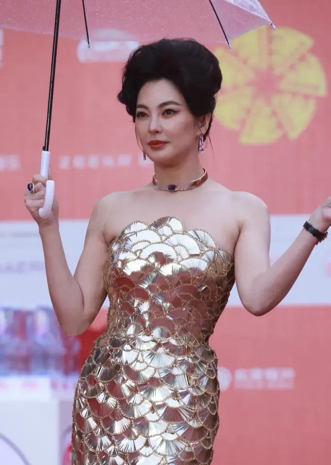 哇塞！她是怎么做到又彪悍又油腻的？实话实说，我是真的get不到她的美。近日，