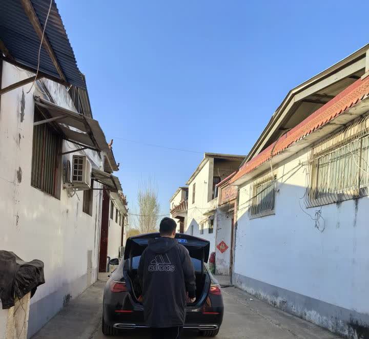 开车平安21个黄金法则。1、勤练车技，车是开不坏的，多开多练，才能提升驾