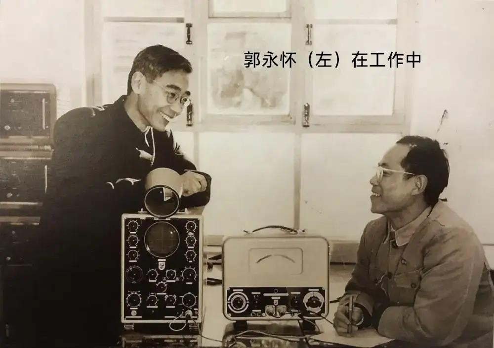 这是“两弹一星功勋奖章”获得者郭永怀和他的同事在工作中的照片。他是
