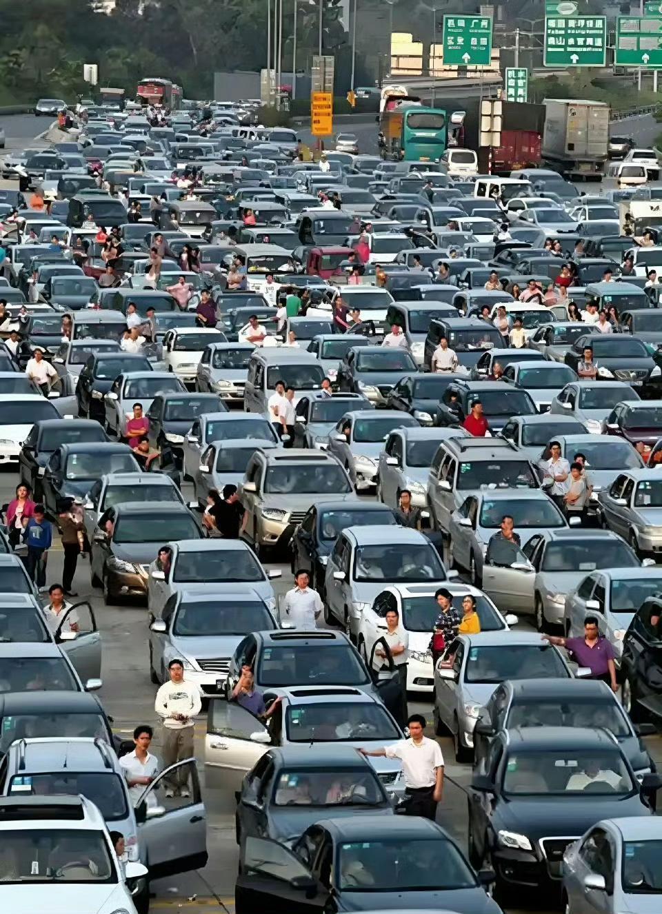 2月22日，大年初六，春节假期倒数第二天，高速堵车冲上热搜。大家伙自嘲的“大聪明