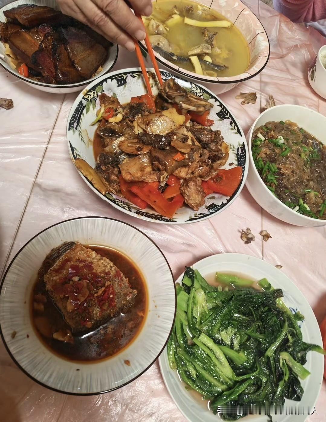 以前我很节俭家里炖排骨煲鸡汤，总要等到老公有时间儿子放学，一家人可以一起