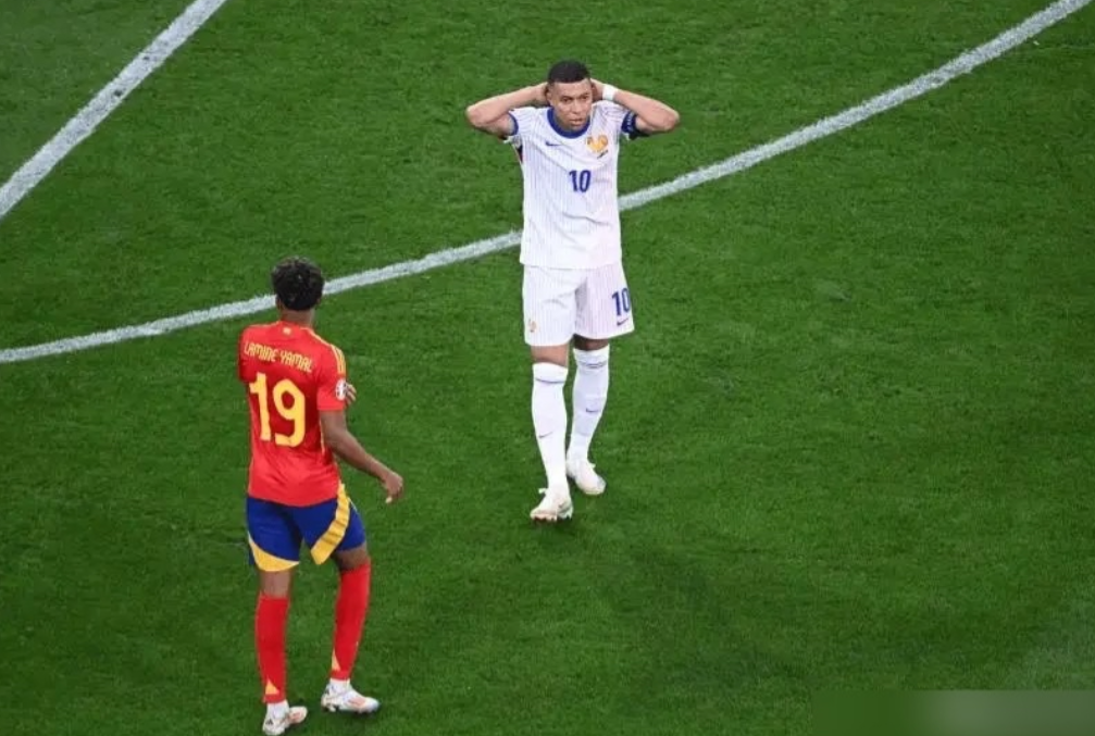 西班牙2-0拿下法国，挺进决赛。但说实话，看完这场比赛，我心里冒出一个念头：这届