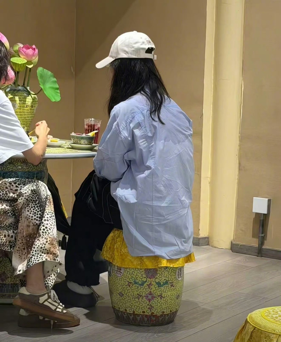 网友偶遇在吃点心的杨紫，后背汗湿了一大片最近真的好热