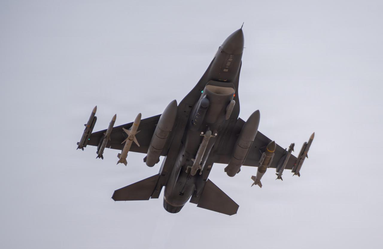 美伊侵略伊朗战争中，美制F-16战斗机满载出击，翼下挂着一枚JDAM精确制导炸弹