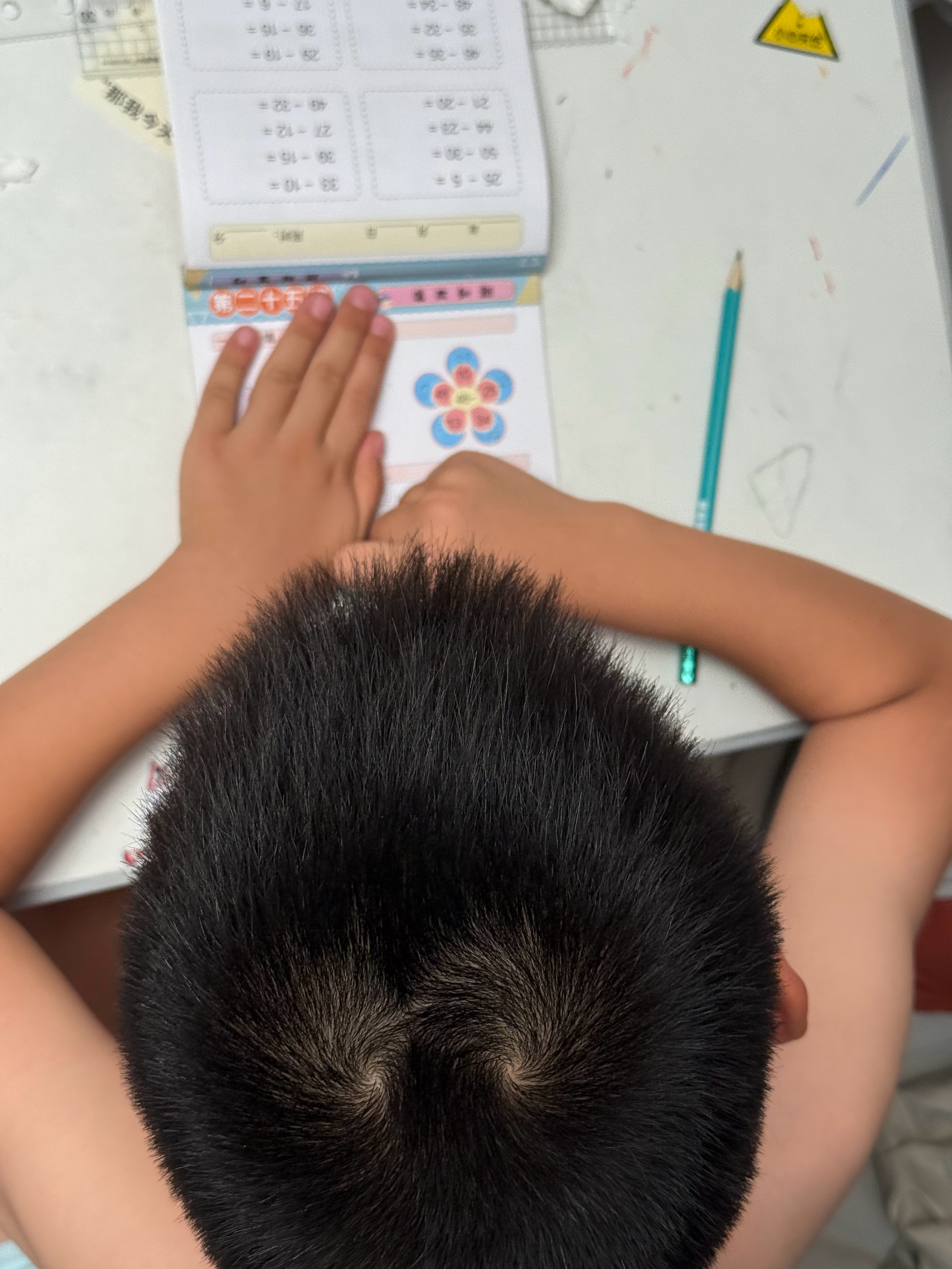 这是幼儿园大班6岁小孩应该做的题？​​​