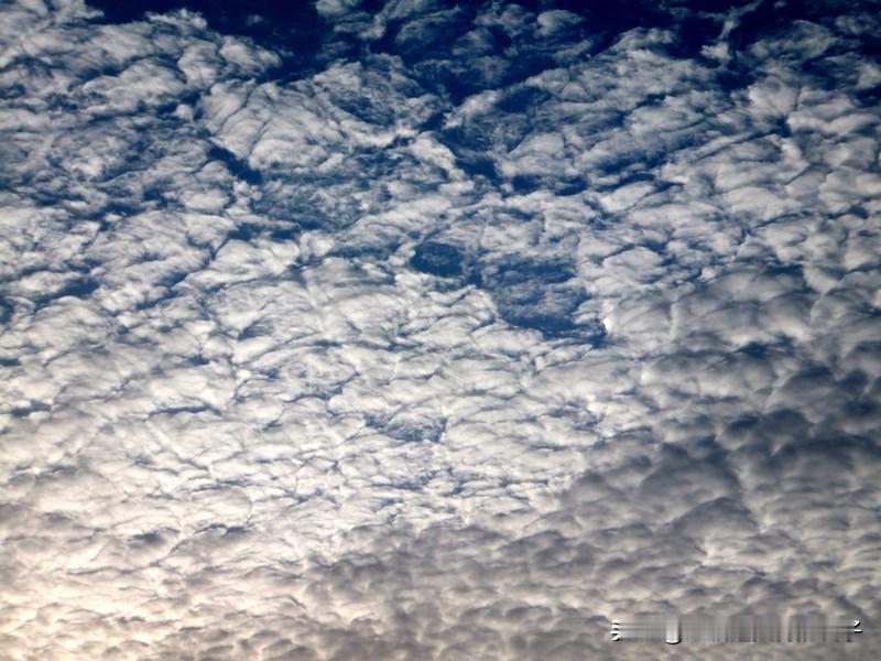 看到“天上浮云无定所”这个上联，感觉一下子被带入了那种缥缈、不定的意境。大家对的