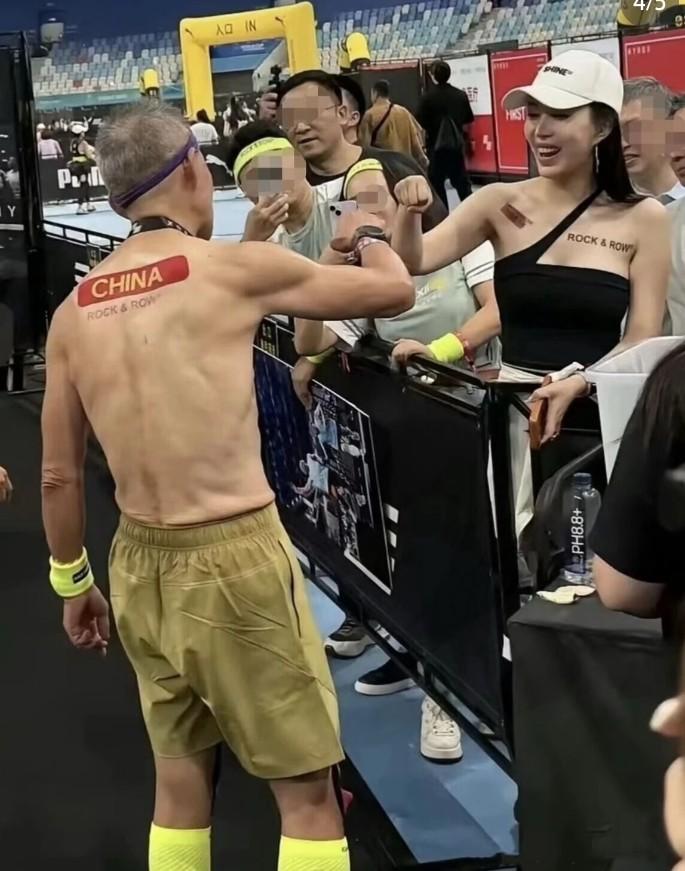 王石真是人老心不老！这么大年纪了，还去参加体能赛，老婆田朴珺在一旁为他加油打气！