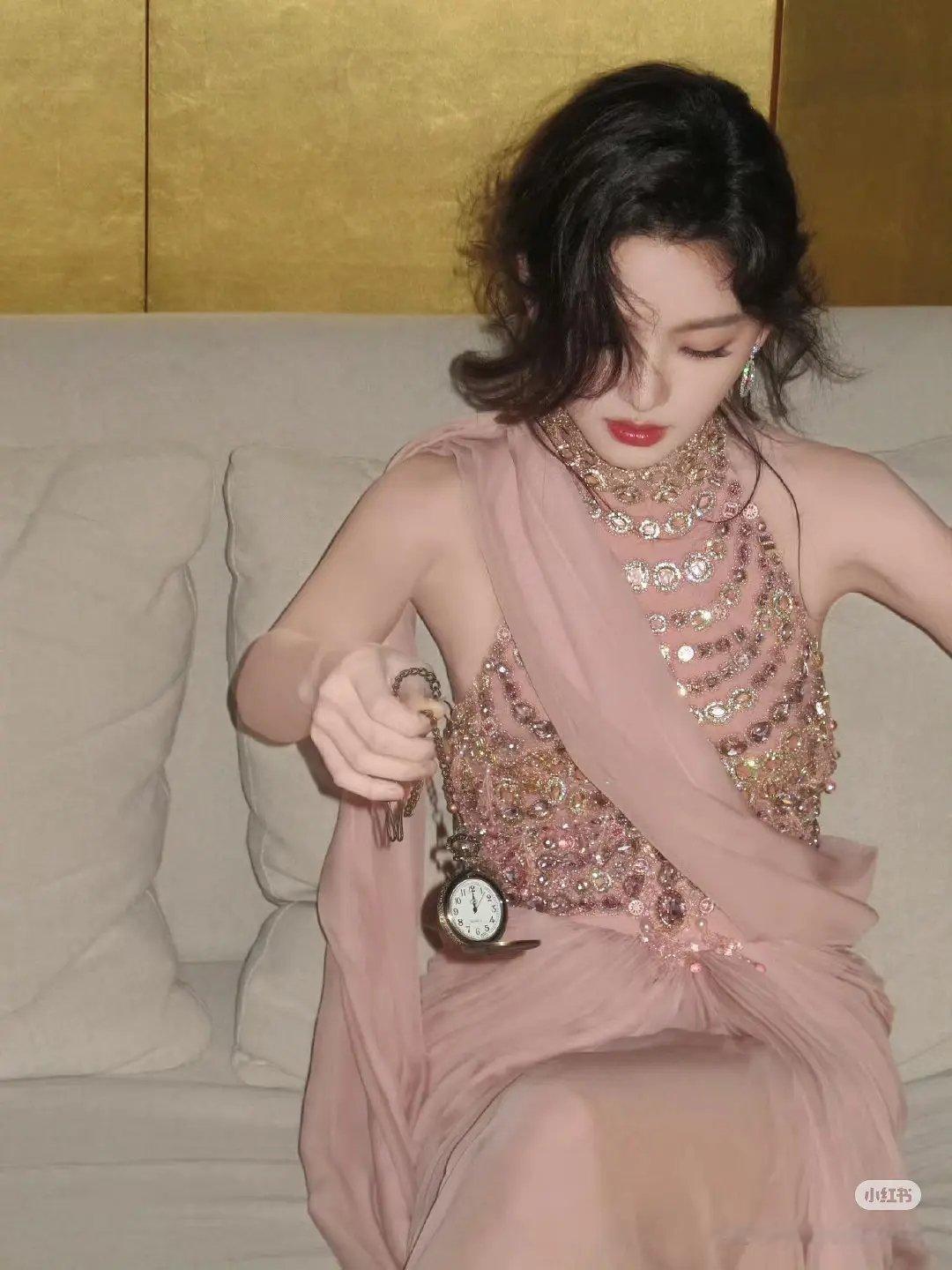 杨紫章若楠妆造出图谁更有氛围感？