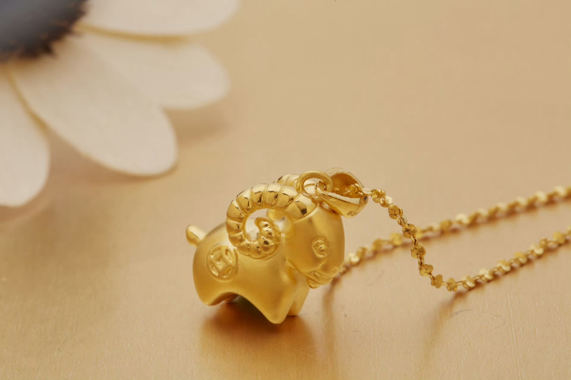 金价又又又跌了金价也太惨了吧，什么时候可以涨回去哇，现在是想买的不敢买，买了的哭