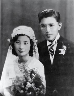 1993年，92岁的前北大校长周培源晨练回家后，对着妻子说：“我爱你！”妻子回看