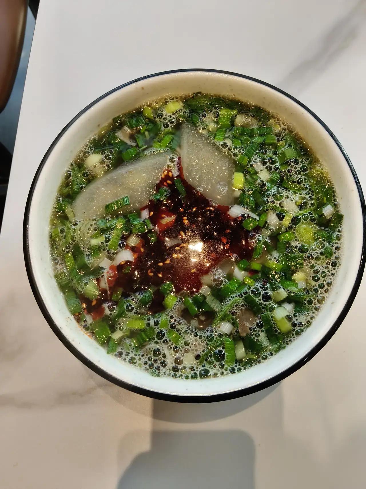 地点:兰州市别说你对兰州3.5的牛肉面有意见，别人卖的的三块五牛肉面，把你给急
