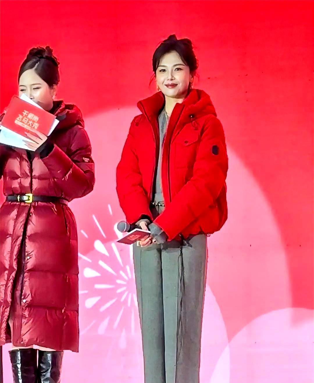 刘涛同款断货了去年冬天我在上海恒隆排队四十分钟，只为摸一把那件红到发紫的M