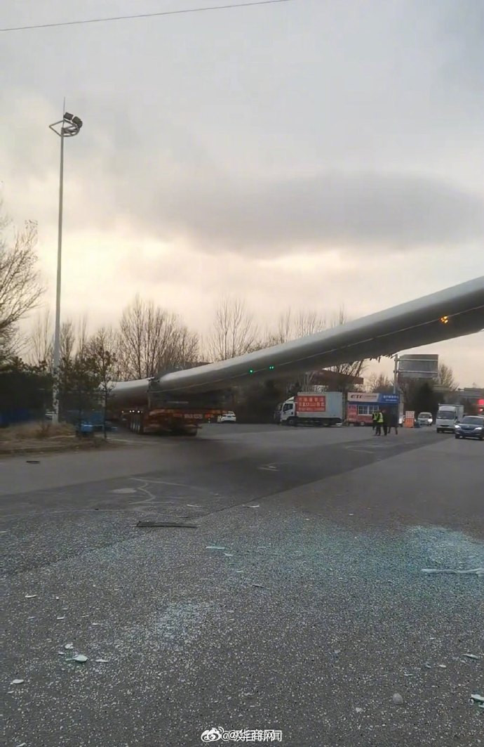 河北张家口大巴与巨型风电桨叶货车相撞，车头变形车窗全碎！3人轻微伤