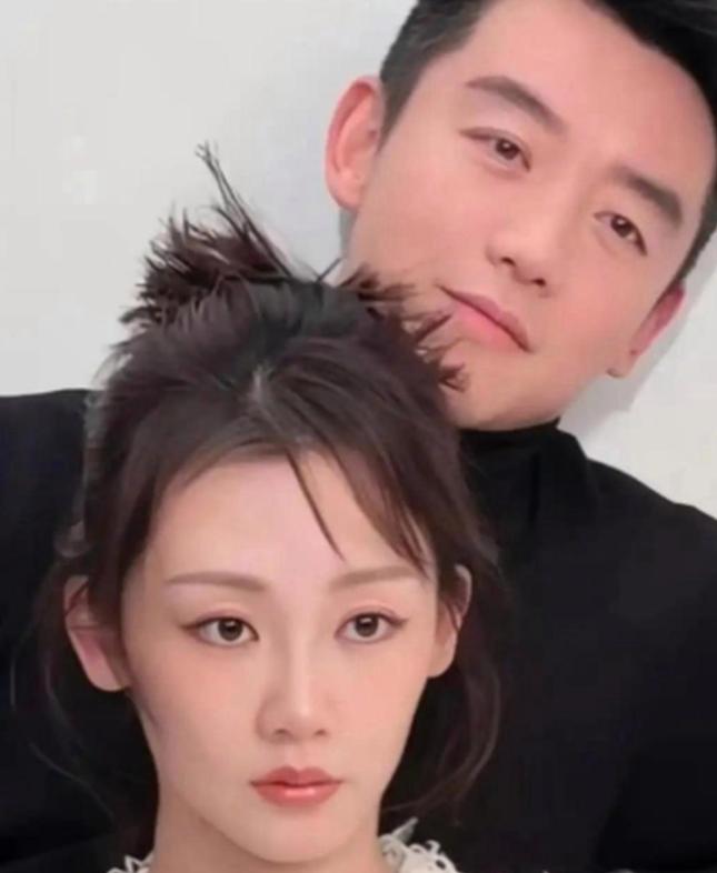 郑恺聊起苗苗那表情又逗又无奈：“基本不做措施就中。”怀老大在一起一个月就有了。三