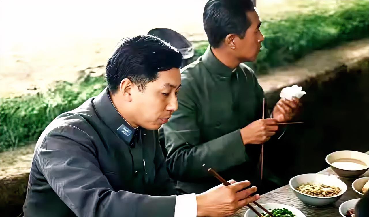 1936年4月9日，陕北。张学良访问延安，周恩来总理招待其用餐。