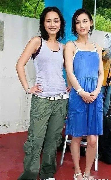 两位女明星十多年前的照片，是黄圣依和钟欣彤吗，两人居然不相上下