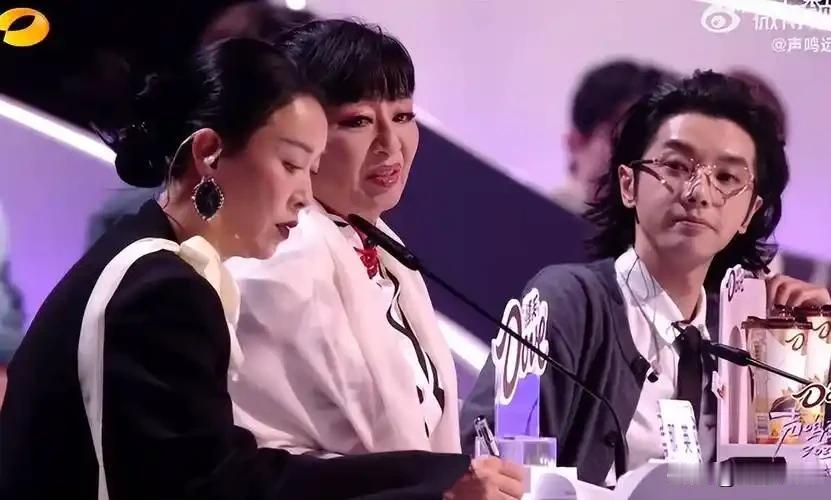 同样是音综评委，差距真的高下立判。湖南台《声鸣远扬》请来的那英、华晨宇、殷秀梅三