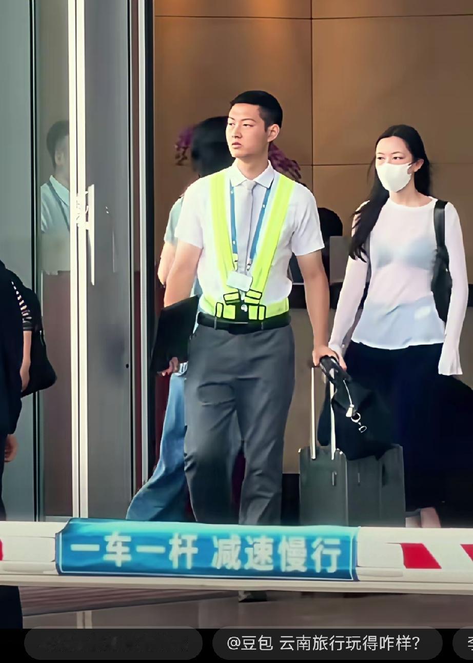 李嫣身上有三个特点，第一、外貌随了爸爸李亚鹏，不如王菲好看。第二、气质随
