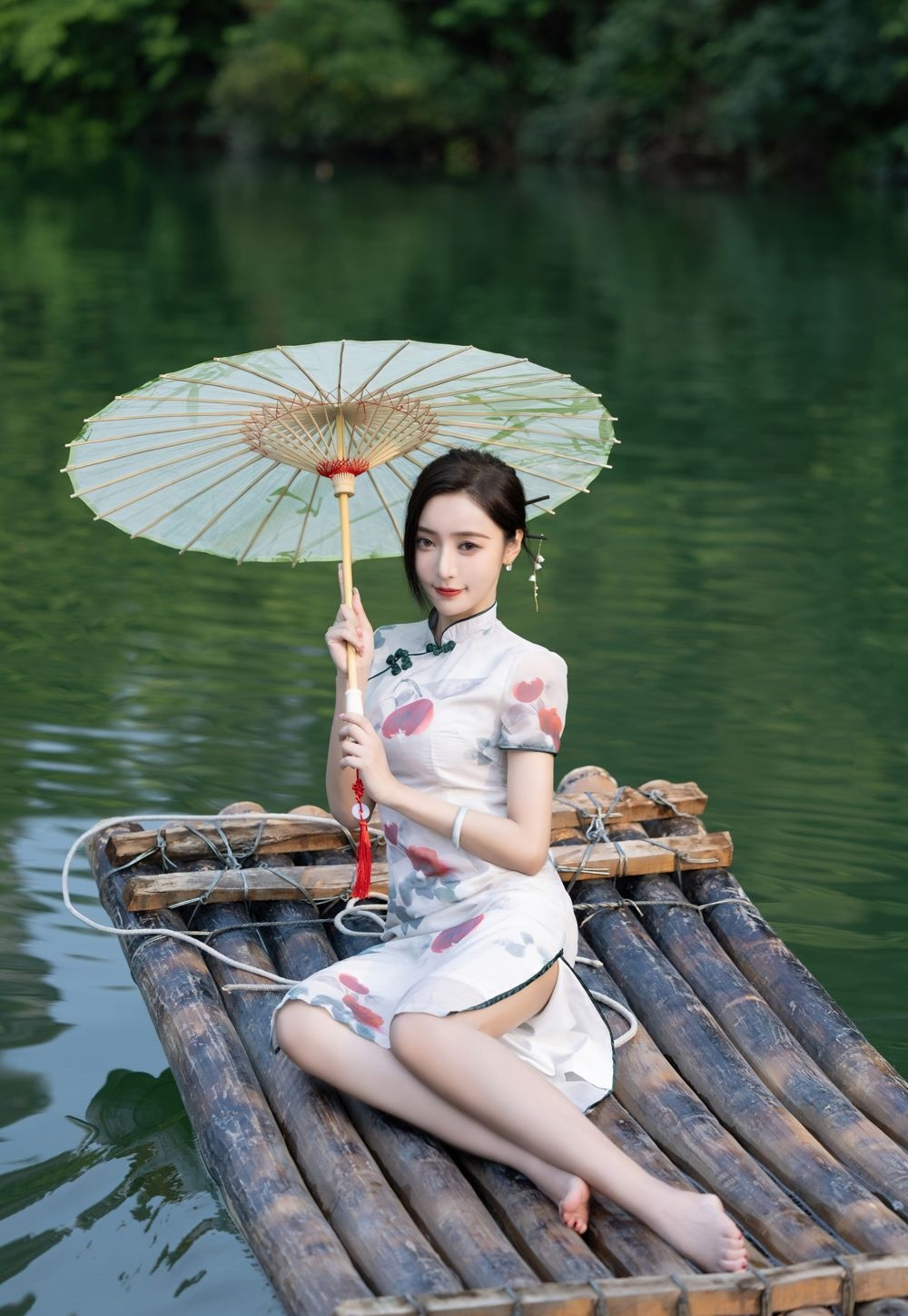 一袭印花的旗袍裙，带给你满满的复古气质，尽显优雅十足的女人味