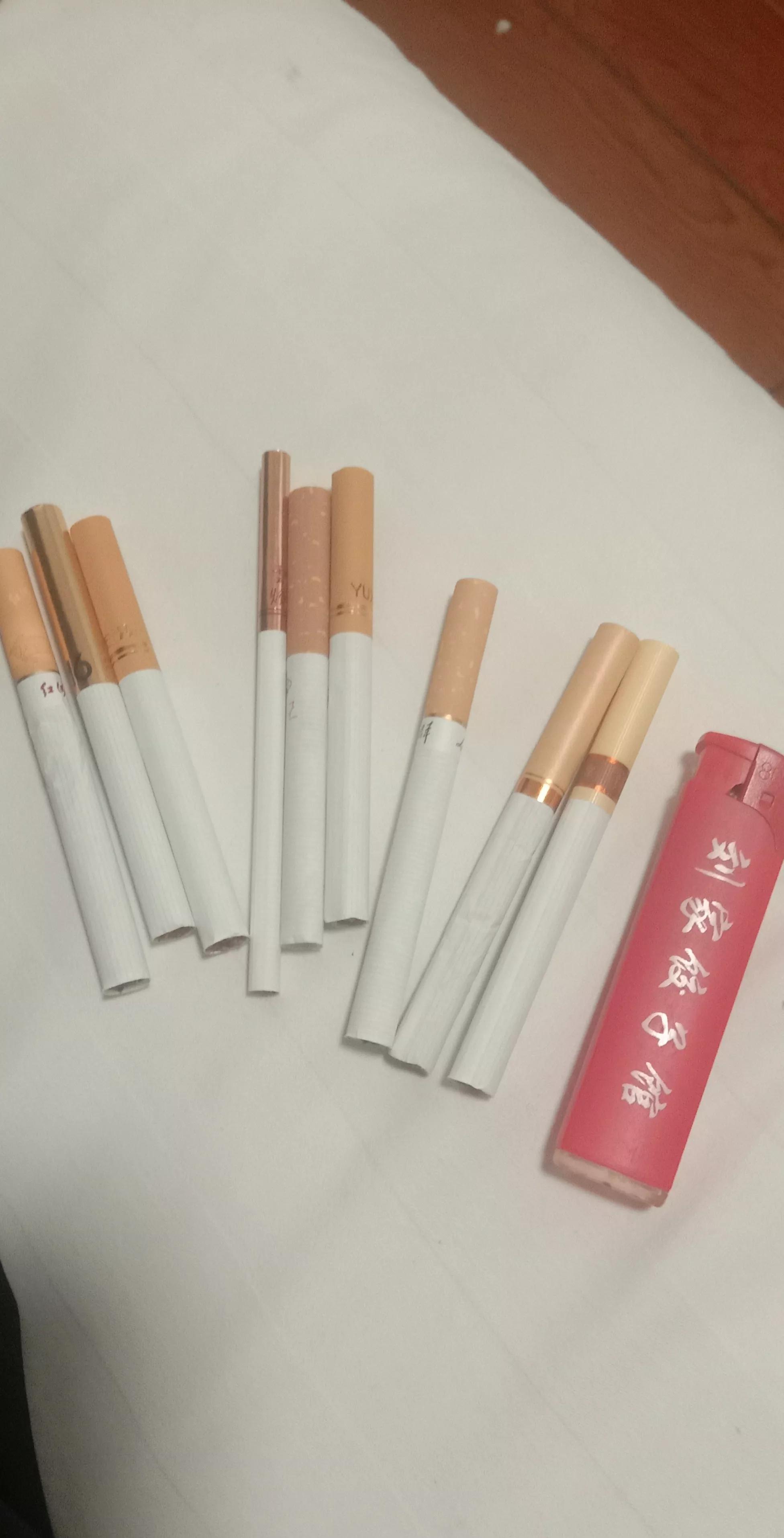 做足疗的小杨认识一位大姐，大姐每次来都给小费和好吃的。小杨拿了大姐两万元，不知道