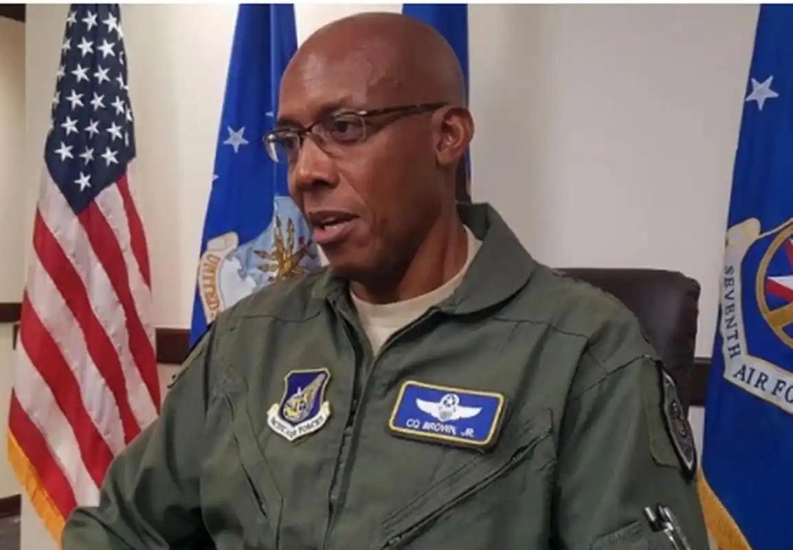 ·“要保住老大的位置，中美千万不能开战”！美国将军全看明白了！美国空军上将布朗在