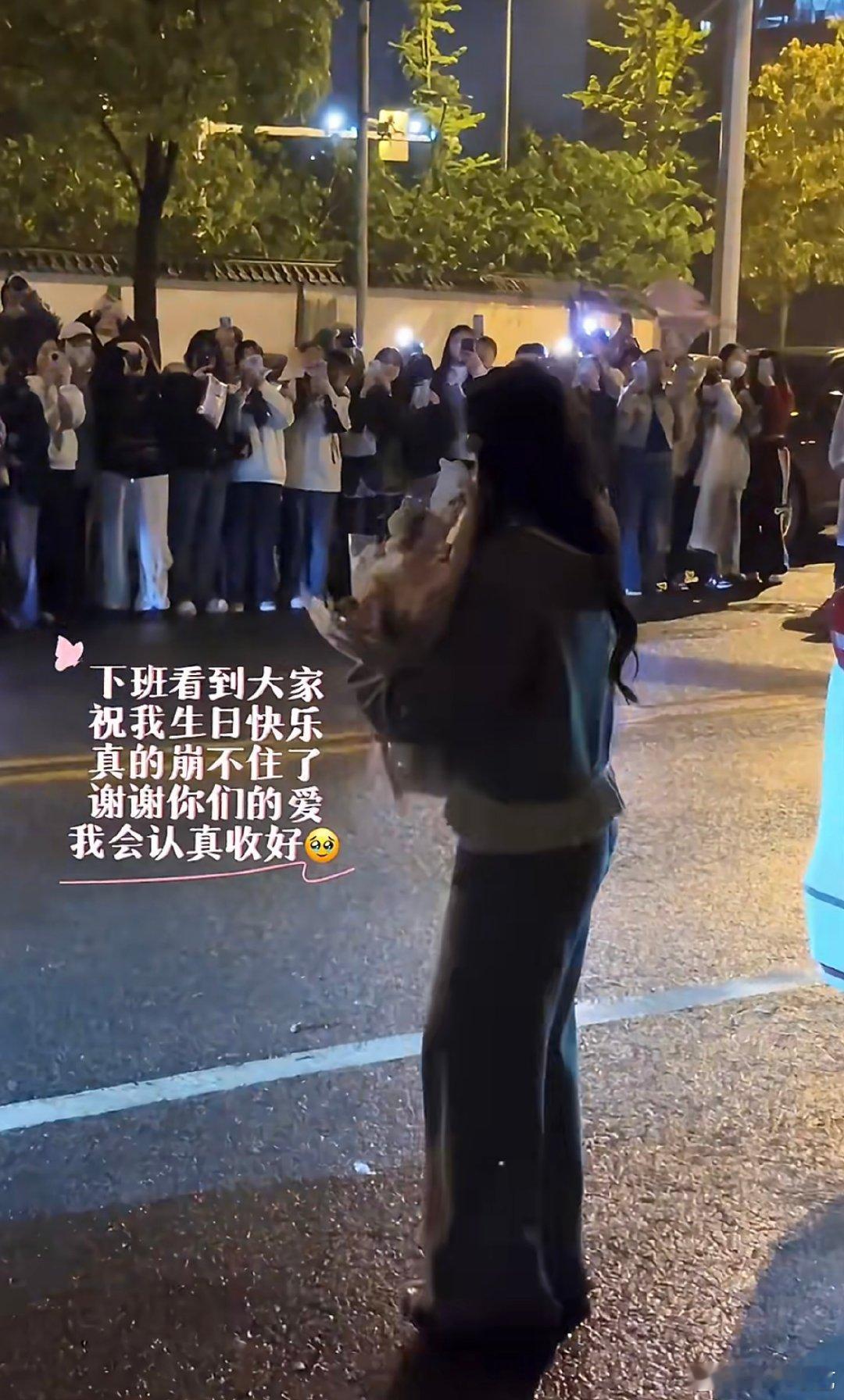 浪姐节目组给阚清子过生日不止节目组和姐姐们，场外粉丝也一直守候，阚清子被全方位