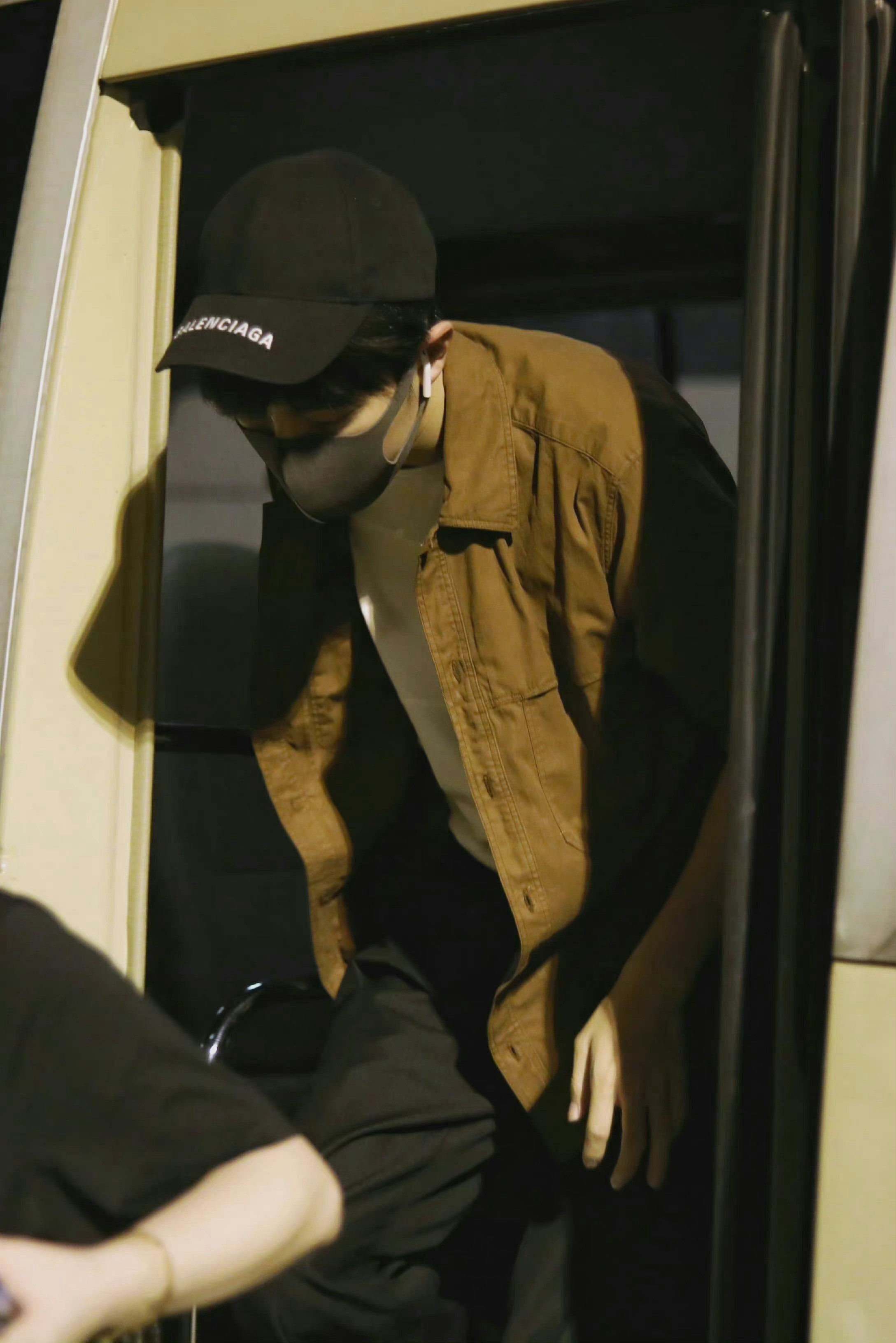 ——ʚ₁₀₀₅ɞ——肖战190724上海✈️北京口罩也挡不住的帅气！愿你如