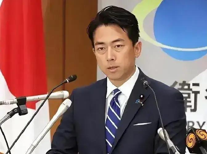 太尴尬啦，12月10日，日本防卫大臣小泉进次郎召开记者会，回应中国媒体公布的宫古