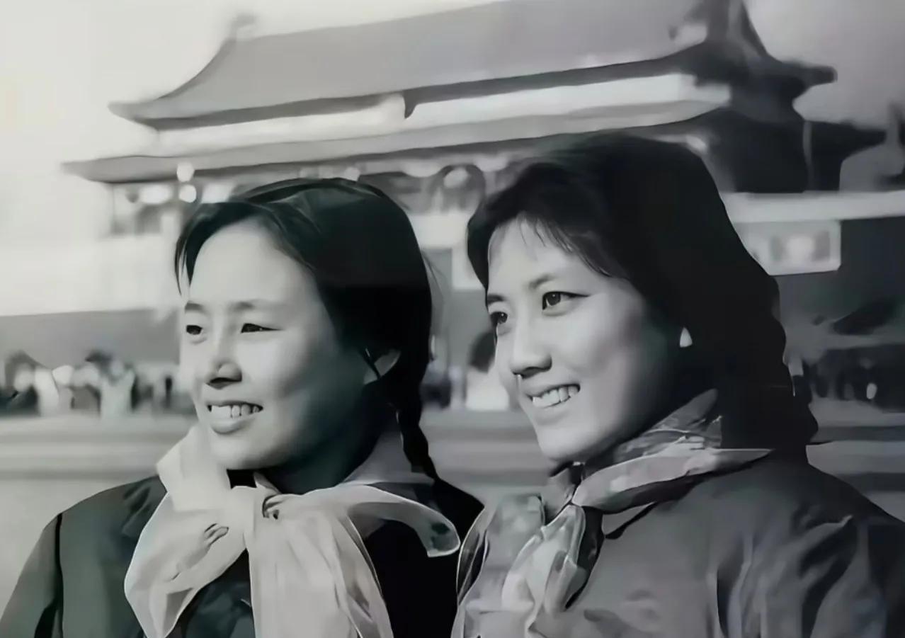 在八十年代影迷的心中，张瑜与李秀明堪称耀眼的偶像。从这张照片里她俩的穿着打扮来看