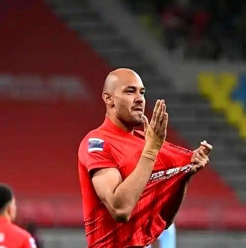 2比2的终场哨没把争议吹停，反而把足协架到火上。蓉城那个角球根本是门球，裁判