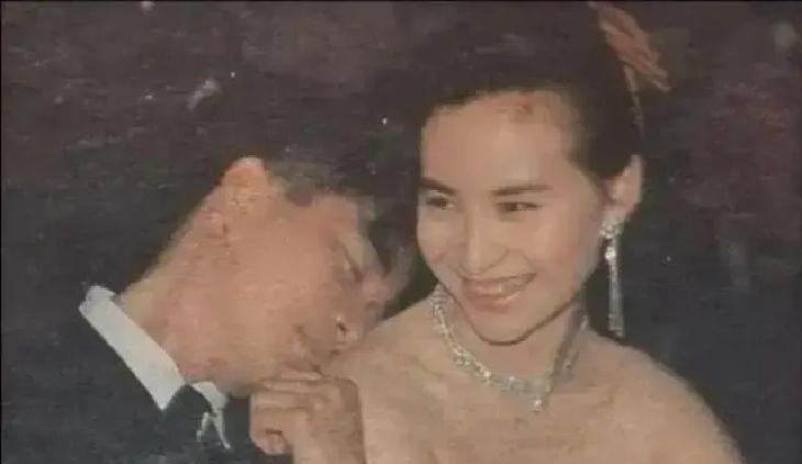 赌王千金扶灵忧郁歌手，这场30年前的豪门悲剧，藏着你最该懂的爱情真相。1988