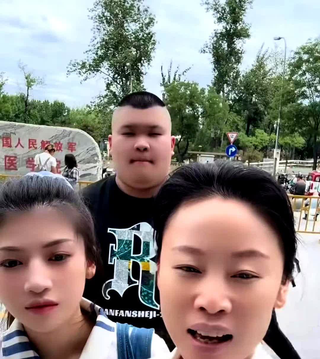 草帽姐刚刚视频说，儿子和女儿带她在北京301医院找专家给检查看了一下，说没什么大
