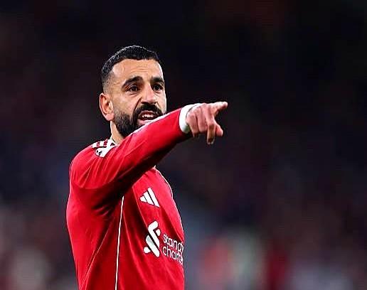 利物浦更衣室肯定崩了。其核心问题在于萨拉赫。老队员们见证过他的巅峰，尚存敬意