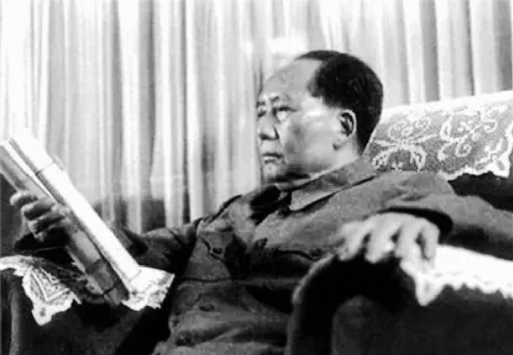 1956年3月，一群叛匪四处残害百姓，还突然对川西巴塘县政府发起进攻！叛匪把